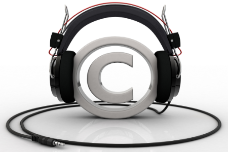 Kopfhörer mit Copyright-Symbol
